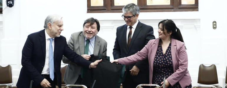 Ministro de Hacienda y directora de Presupuestos ingresan proyecto de Ley de Presupuestos 2024 a la Cámara de Diputados