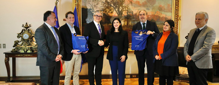 Ministro de Hacienda y directora de Presupuestos ingresaron el proyecto de Ley de Presupuestos 2025 ante la Cámara de Diputados Ministro de Hacienda y directora de Presupuestos ingresaron el proyecto de Ley de Presupuestos 2025 ante la Cámara de Diputados