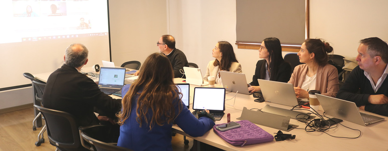 Dipres y SES presentaron resultados del monitoreo de programas públicos 2024 a centros de estudios y universidades Dipres y SES presentaron resultados del monitoreo de programas públicos 2024 a centros de estudios y universidades